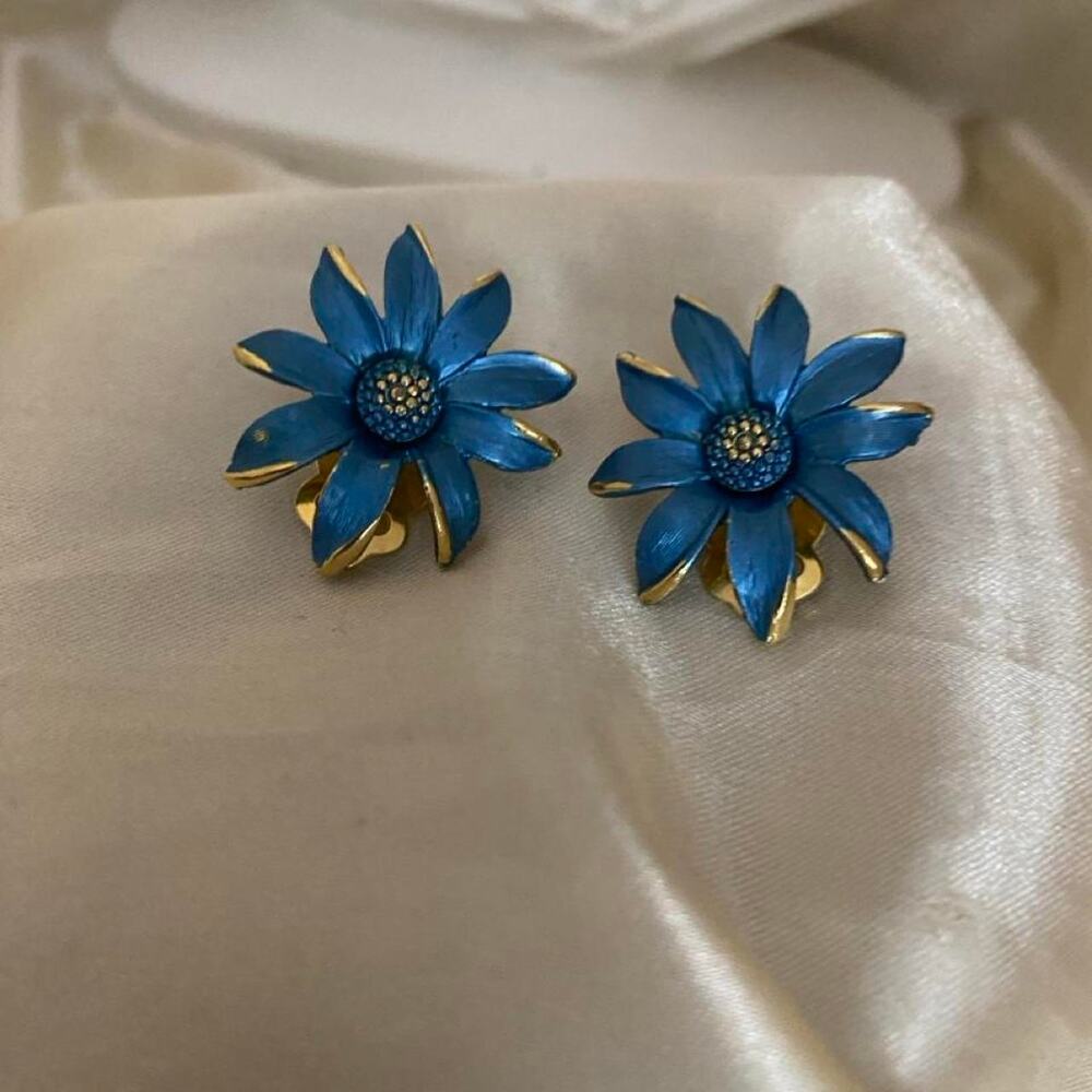 Vintage Blue Enamel Daisy Flower Clip On Gold Tone Earrings